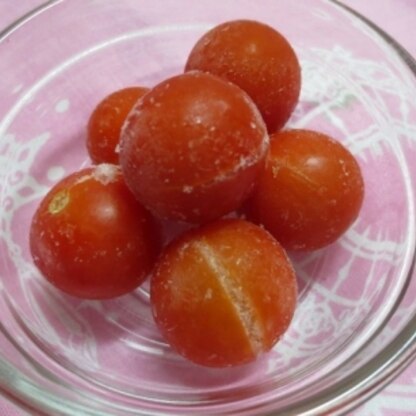 初めてトマトを凍らせてみたよ〜(ﾟ∀ﾟ)♪
美味しいね〜☆彡
甘い物があまり得意ではない私にとっては
夏✩おやつの定番になるわ〜(*∪∀∪)